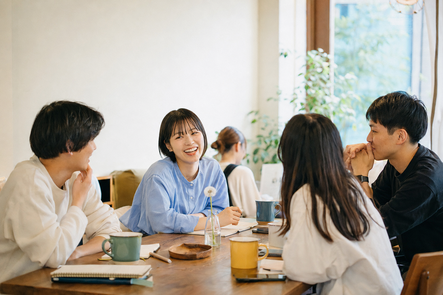 明るい部屋で交流する若者たち